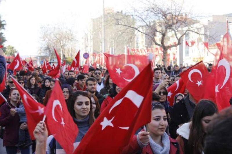 Çanakkale'de Şehitler İçin Bayrak Yürüyüşü