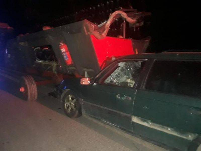 Otomobil, Traktörün Arkasına Bağlı Biçerdövere Çarptı: 1 Ölü, 1 Yaralı
