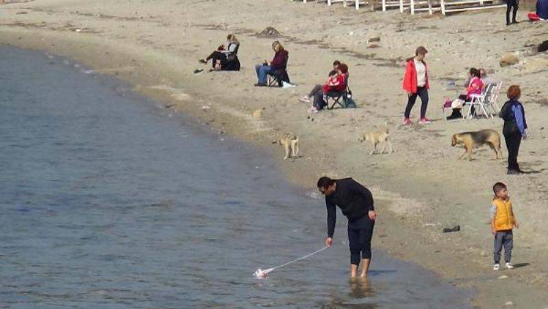 Kapalı Kahvehanede Masaların Üzerine Oturdular, Sahilde Çadır Kurdular