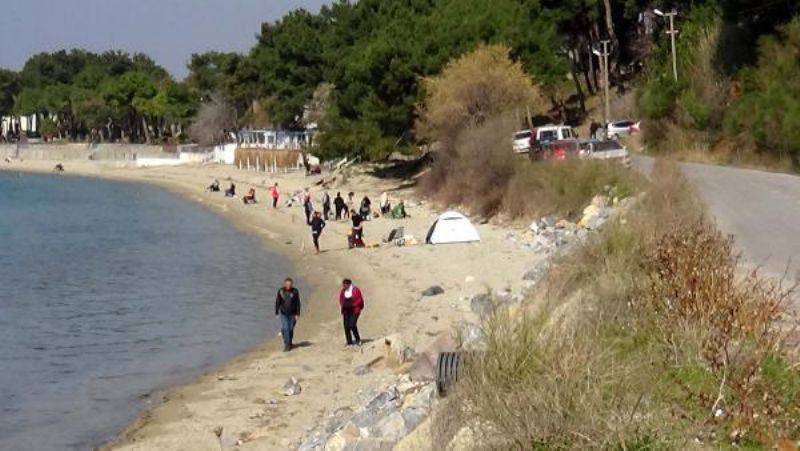 Kapalı Kahvehanede Masaların Üzerine Oturdular, Sahilde Çadır Kurdular