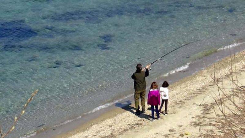 Kapalı Kahvehanede Masaların Üzerine Oturdular, Sahilde Çadır Kurdular