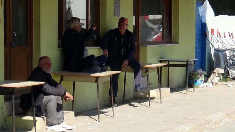 Kapalı Kahvehanede Masaların Üzerine Oturdular, Sahilde Çadır Kurdular