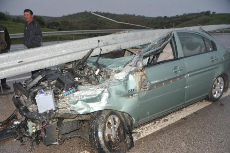 Bariyerlere Çarpan Otomobilin Sürücüsü Yaralandı