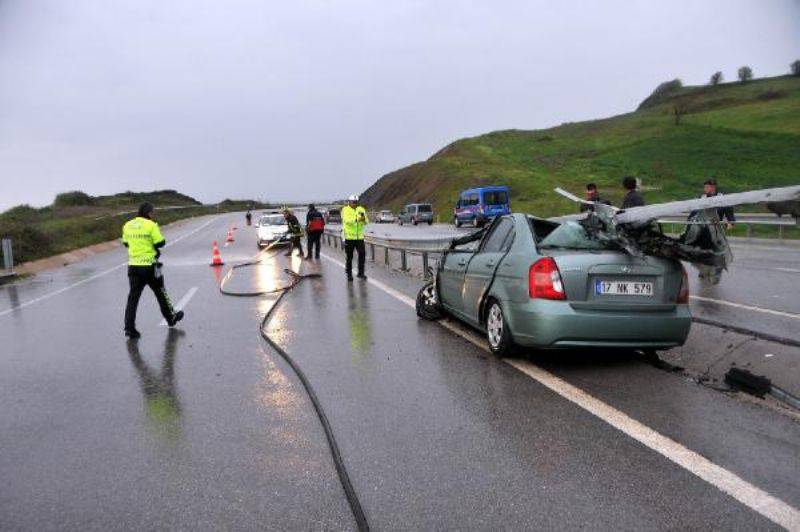 Bariyerlere Çarpan Otomobilin Sürücüsü Yaralandı