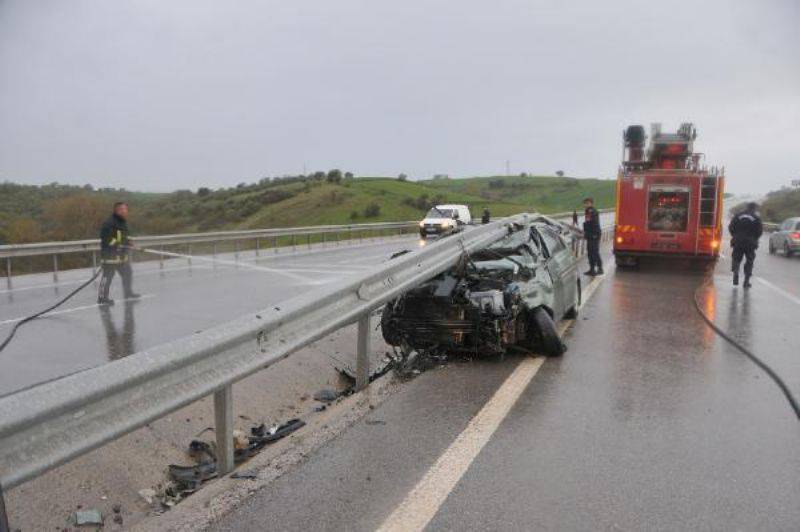 Bariyerlere Çarpan Otomobilin Sürücüsü Yaralandı