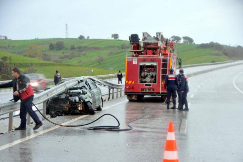 Bariyerlere Çarpan Otomobilin Sürücüsü Yaralandı