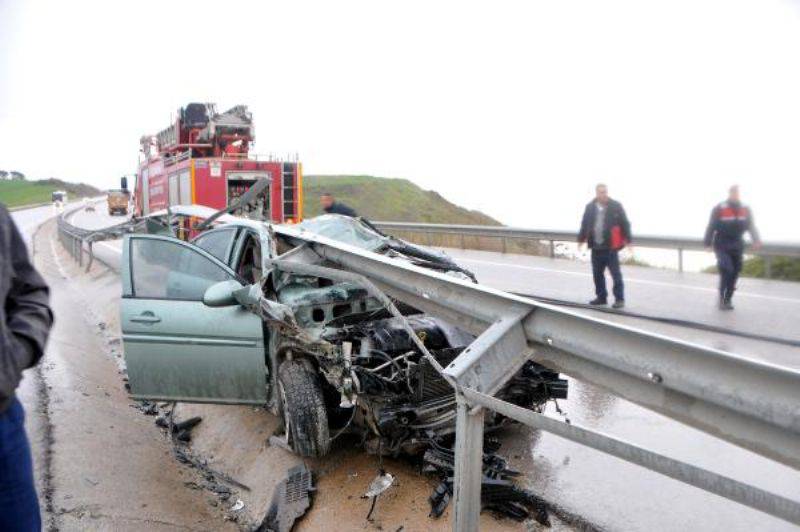 Bariyerlere Çarpan Otomobilin Sürücüsü Yaralandı