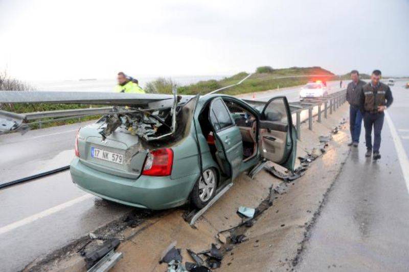 Bariyerlere Çarpan Otomobilin Sürücüsü Yaralandı