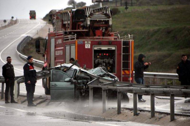 Bariyerlere Çarpan Otomobilin Sürücüsü Yaralandı