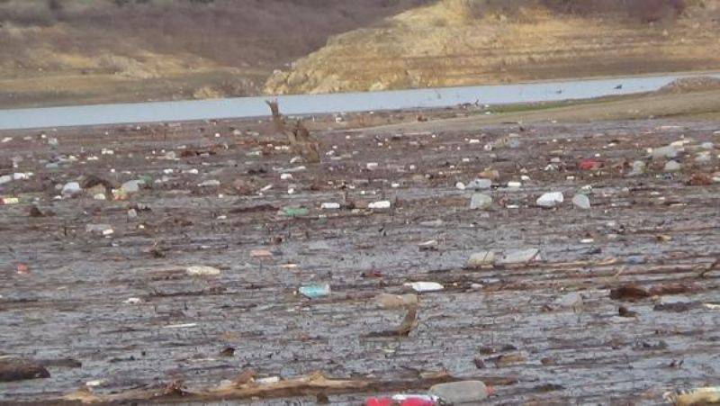 Bayramiç Barajı'nı Zehirli Zirai İlaç Atıkları Tehdit Ediyor
