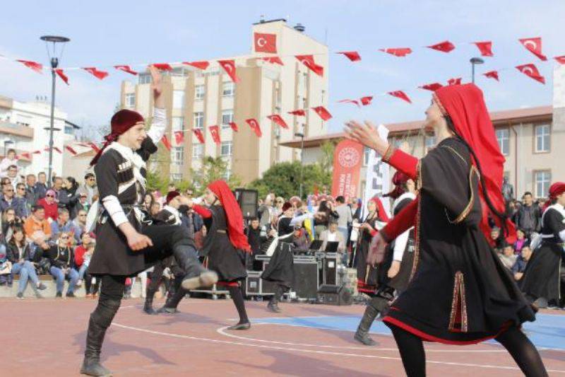 Uluslararası Troya Çocuk Halk Dansları Festivali bBaşladı