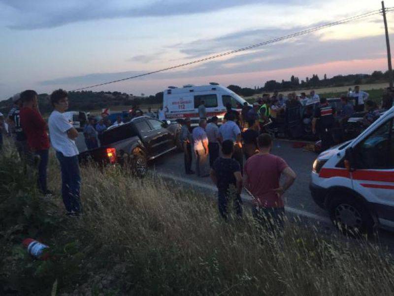 Ayvacık'ta İki Ticari Araç Çarpıştı: 1 Ölü, 7 Yaralı