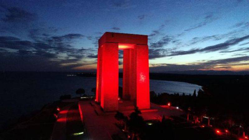 TBMM'nin Açılışının 100'üncü Yılı ve 23 Nisan Coşkusu, Şehitler Abidesi'nde İstiklal Marşı İle Taçlandırıldı