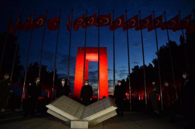 TBMM'nin Açılışının 100'üncü Yılı ve 23 Nisan Coşkusu, Şehitler Abidesi'nde İstiklal Marşı İle Taçlandırıldı