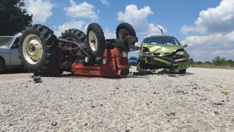 Otomobille Çarpışan Traktör Ters Döndü: 4 Yaralı