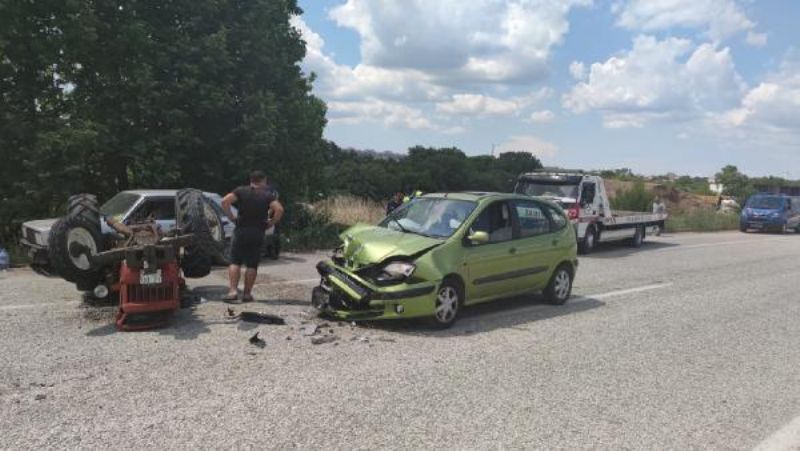 Otomobille Çarpışan Traktör Ters Döndü: 4 Yaralı