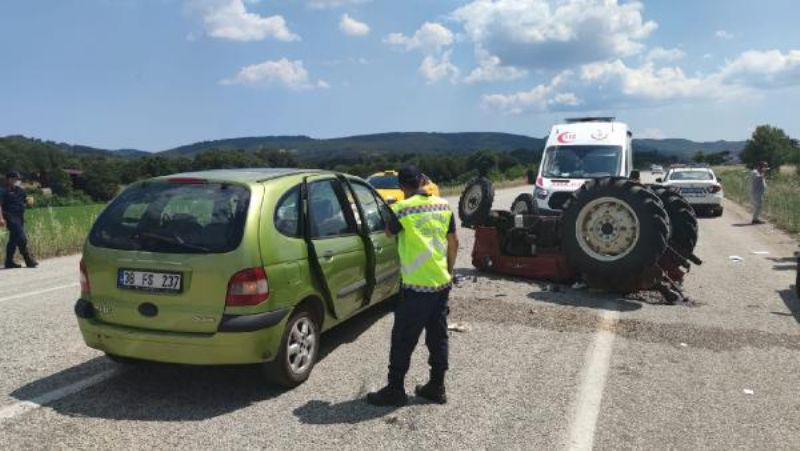 Otomobille Çarpışan Traktör Ters Döndü: 4 Yaralı