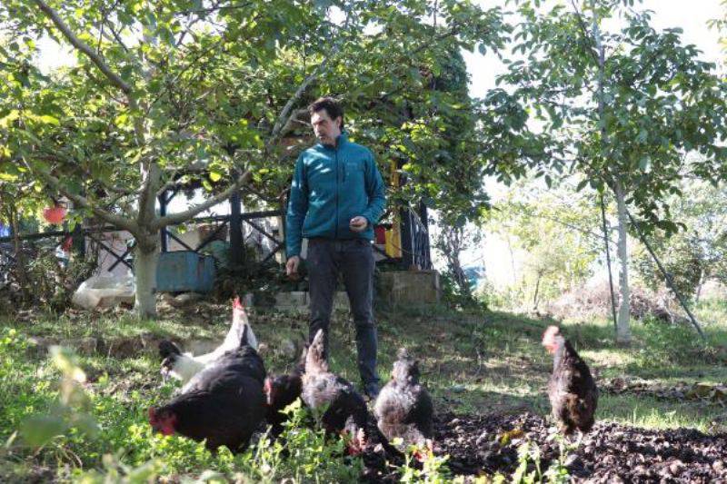 Huzuru Köy Yaşamında Bulan Oyuncu Burak Hakkı, Cevizlerini Hasat Etti