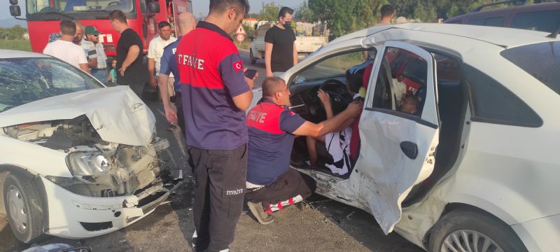 Kaza Yaptığı Otomobilde Sıkışan Kadın Sürücüyü İtfaiye Çıkardı: 3 Yaralı