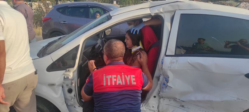 Kaza Yaptığı Otomobilde Sıkışan Kadın Sürücüyü İtfaiye Çıkardı: 3 Yaralı