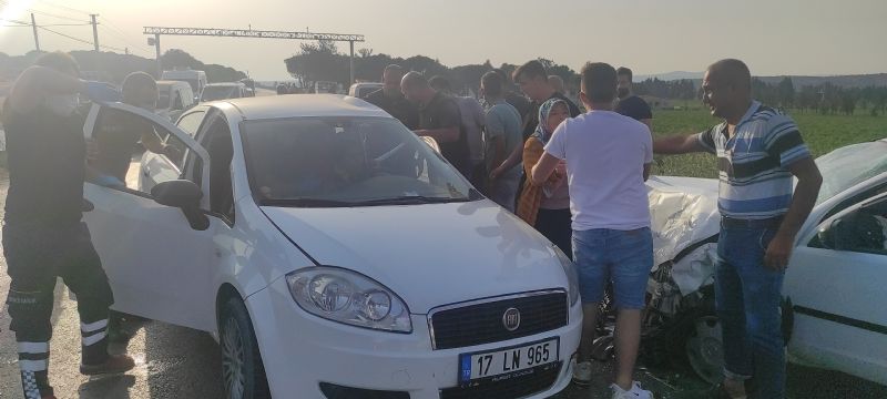 Kaza Yaptığı Otomobilde Sıkışan Kadın Sürücüyü İtfaiye Çıkardı: 3 Yaralı