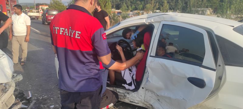 Kaza Yaptığı Otomobilde Sıkışan Kadın Sürücüyü İtfaiye Çıkardı: 3 Yaralı