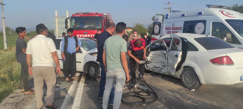 Kaza Yaptığı Otomobilde Sıkışan Kadın Sürücüyü İtfaiye Çıkardı: 3 Yaralı