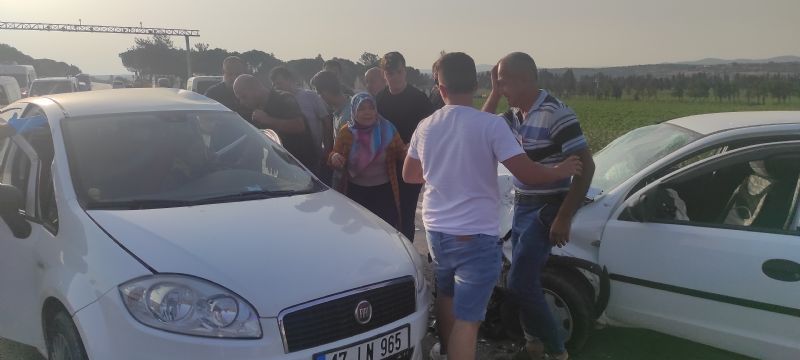 Kaza Yaptığı Otomobilde Sıkışan Kadın Sürücüyü İtfaiye Çıkardı: 3 Yaralı