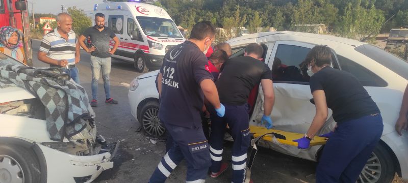 Kaza Yaptığı Otomobilde Sıkışan Kadın Sürücüyü İtfaiye Çıkardı: 3 Yaralı