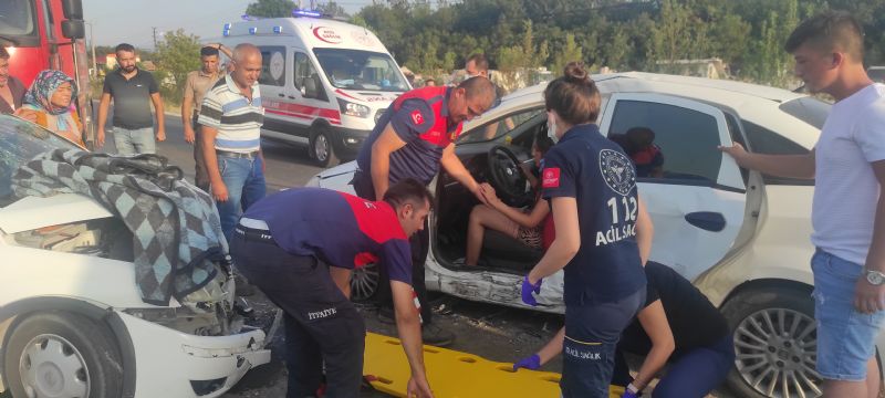 Kaza Yaptığı Otomobilde Sıkışan Kadın Sürücüyü İtfaiye Çıkardı: 3 Yaralı