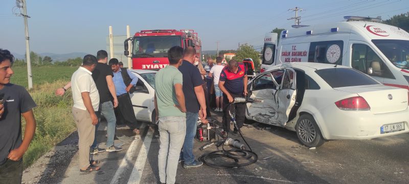 Kaza Yaptığı Otomobilde Sıkışan Kadın Sürücüyü İtfaiye Çıkardı: 3 Yaralı