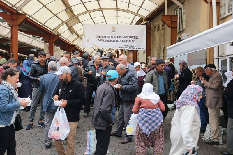 AK Partili Kadınlar Aşure Dağıttı