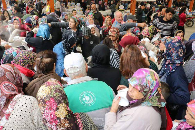 AK Partili Kadınlar Aşure Dağıttı