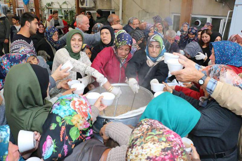 AK Partili Kadınlar Aşure Dağıttı