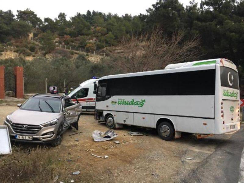 Midibüs İle Çarpışan Cipteki 3 Kişi Yaralandı
