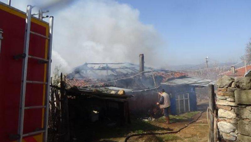 Kayınpederinin Yanan Evine Müdahale Eden İtfaiye Eri, Duvar Çökünce Ölümden Döndü