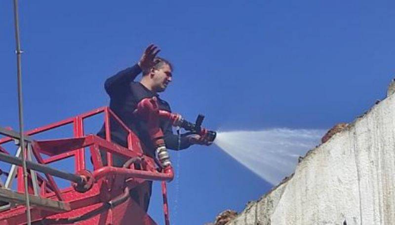 Kayınpederinin Yanan Evine Müdahale Eden İtfaiye Eri, Duvar Çökünce Ölümden Döndü