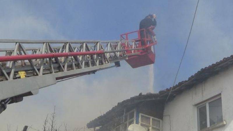 Kayınpederinin Yanan Evine Müdahale Eden İtfaiye Eri, Duvar Çökünce Ölümden Döndü