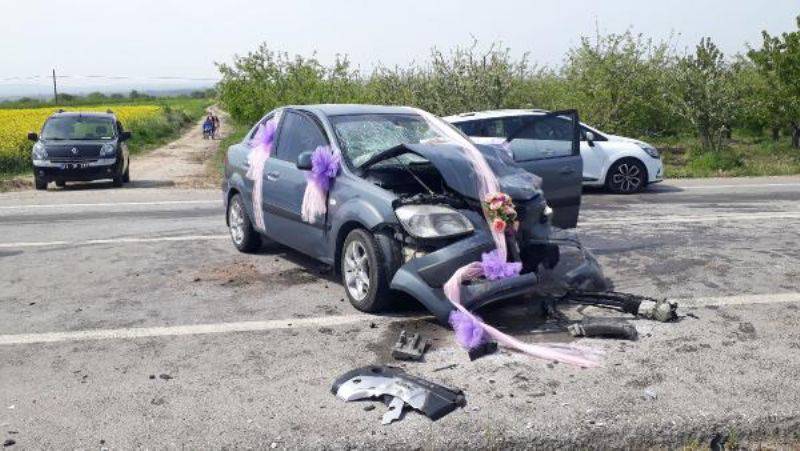 Gelini Almaya Giderken Kaza Yapan Damadın Bacağı Kırıldı