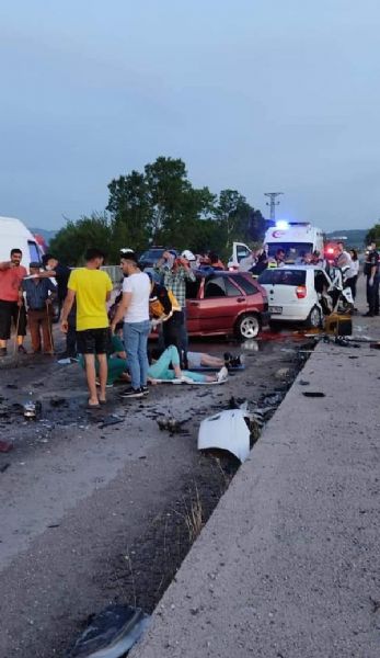 İki Otomobil Kafa Kafaya Çarpıştı: 3 Ölü, 5 Yaralı