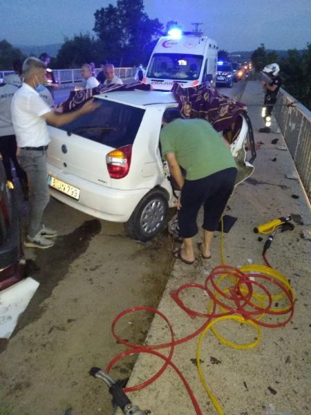 İki Otomobil Kafa Kafaya Çarpıştı: 3 Ölü, 5 Yaralı