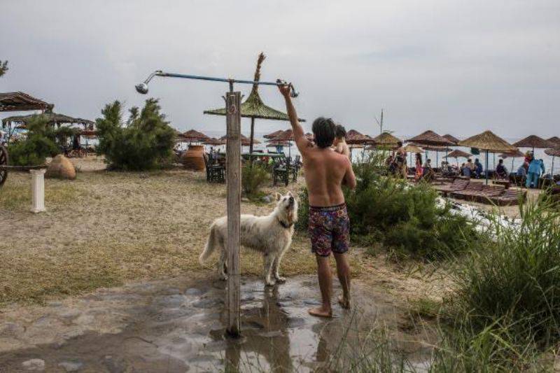 Gökçeada'da Rüzgar ve Yağmur, Tatilcilere Zor Anlar Yaşattı