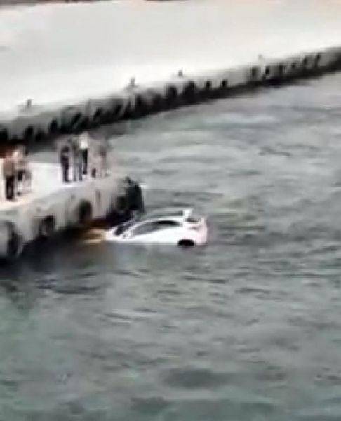Otomobil Denize Düştü, Suya Atlayıp, İçinde Biri Olup Olmadığını Kontrol Etti 