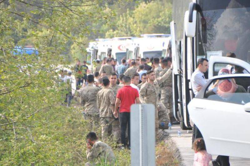 Çanakkale'de Askerleri Taşıyan Otobüs Yan Yattı: 7 Yaralı