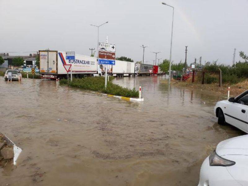 Gelibolu'da Sağanak, Dolu ve Rüzgar Yaşamı Olumsuz Etkiledi