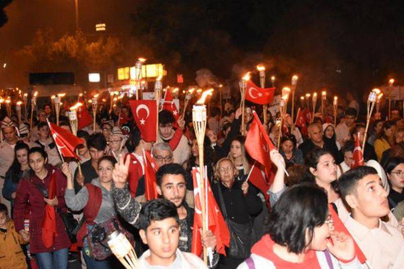 Cumhuriyet Coşkusu Fener Alayı'nda Yaşandı