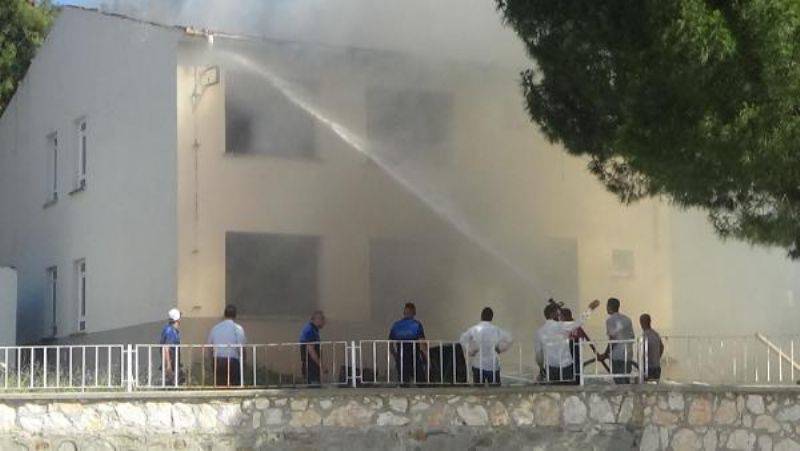 Okulun Çatısında Çıkan Yangın Paniğe Neden Oldu