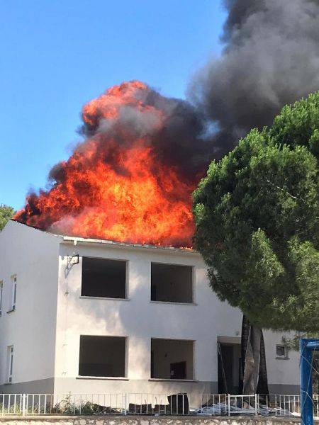 Okulun Çatısında Çıkan Yangın Paniğe Neden Oldu