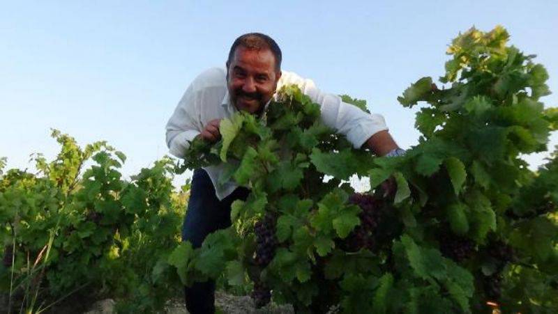 Ata Demirer’den Cavuş Üzümü Sloganı: Kargalar Yimeden Sen Yi