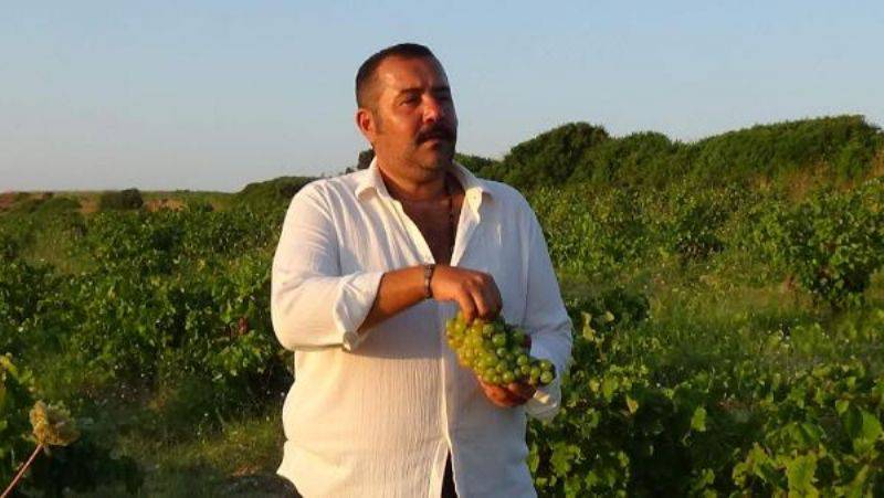 Ata Demirer’den Cavuş Üzümü Sloganı: Kargalar Yimeden Sen Yi